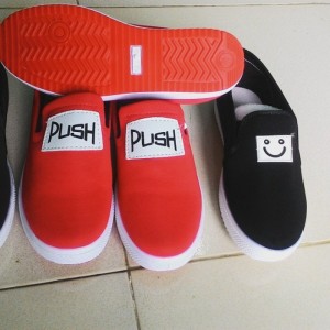 Giày Slip on mặt cười và Plush