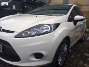 Bán Ford Fiesta đời 2011 màu trắng số tự động