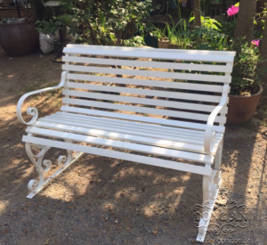 Với màu trắng tinh khiết, hay màu đồng cổ điển, màu gỗ tự nhiên , chiếc ghế sân vườn này sẽ làm cho khu vườn của bạn trở thành không gian thư giãn tuyệt vời sau những giờ làm việc căng thẳng, trở thành nơi vui chơi, tụ họp gia đình vào những buổi chiều mát mẻ.