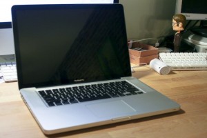 Macbook Pro MC373 vỏ nhôm nguyên khối
