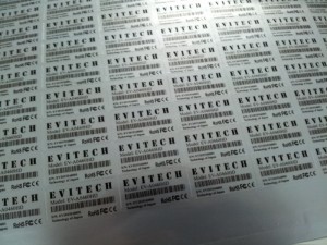 Tem decal bạc được in trên chất liệu đó là giấy decal bạc. Với đặc điểm được phủ một lớp mạ thiếc xung quanh nên khả năng chịu nhiệt tốt và độ bền cao không thể xé rách bằng lực thông thường.