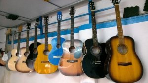 Cách phân biệt guitar thùng và guitar điện – Guitar Ân Điển