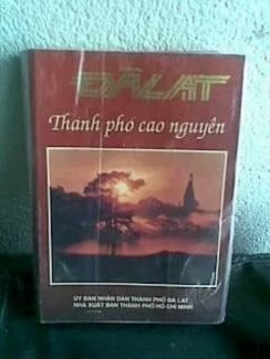 Sách xưa viết về thành phố Đà Lạt. Xuất bản 1993.