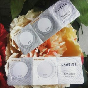 Shop mới về thêm BB Cushion SPF50 PA+++ gồm 2 tông màu nhé ^^
---->60k
Địa chỉ: 54/47 đường 21-Quang Trung-f8-Gò Vấp.
BB Cushion SPF50 PA+++ Laneige : Là kem nền dạng phấn nước BB Cream đặc biệt đựng trong miếng mút với 800.000 lỗ khí, 6 chức năng vượt trội: kiểm soát bã nhờn, làm săn chắc lỗ chân lông, làm mát dịu da, thấm nhanh vào da mà không hề dính rít, ngăn thấm loang mồ hôi, dưỡng sáng da khi trang điểm, chống nắng với chỉ số SPF50+/PA+++ và đặc biệt cho một lớp nền trang điểm rạng rỡ, tươi tắn, ráo mịn suốt cả ngày.
***6 công dụng như sau:
– Chăm sóc dưỡng trắng cho làn da tươi sáng và trong trẻo (chứa Melacrusher TM của WPR Original Essence)
– Cảm nhận sự tươi mới, mát lạnh trên da (nhiệt độ trên bề mặt da giảm ngay lập tức -4°C)
– Ngăn ngừa hình thành sắc tố do môi trường bên ngoài ô nhiễm
– Độ che phủ tốt. Bề mặt da không nhờn, se khít lỗ chân lông
– Trang điểm kéo dài 12h
– Chống tia cực tím mạnh