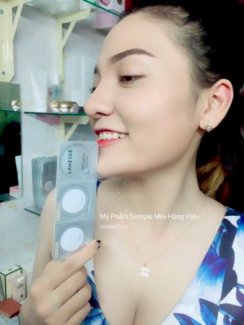 Shop mới về thêm BB Cushion SPF50 PA+++ gồm 2 tông màu nhé ^^
---->60k
Địa chỉ: 54/47 đường 21-Quang Trung-f8-Gò Vấp.
BB Cushion SPF50 PA+++ Laneige : Là kem nền dạng phấn nước BB Cream đặc biệt đựng trong miếng mút với 800.000 lỗ khí, 6 chức năng vượt trội: kiểm soát bã nhờn, làm săn chắc lỗ chân lông, làm mát dịu da, thấm nhanh vào da mà không hề dính rít, ngăn thấm loang mồ hôi, dưỡng sáng da khi trang điểm, chống nắng với chỉ số SPF50+/PA+++ và đặc biệt cho một lớp nền trang điểm rạng rỡ, tươi tắn, ráo mịn suốt cả ngày.
***6 công dụng như sau:
– Chăm sóc dưỡng trắng cho làn da tươi sáng và trong trẻo (chứa Melacrusher TM của WPR Original Essence)
– Cảm nhận sự tươi mới, mát lạnh trên da (nhiệt độ trên bề mặt da giảm ngay lập tức -4°C)
– Ngăn ngừa hình thành sắc tố do môi trường bên ngoài ô nhiễm
– Độ che phủ tốt. Bề mặt da không nhờn, se khít lỗ chân lông
– Trang điểm kéo dài 12h
– Chống tia cực tím mạnh