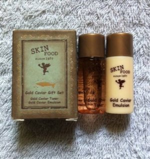 ****Gift set Skinfood Gold caviar toner + emulsion
Với hai loại dưỡng chất chủ yếu là vàng và trứng cá muối Nga, bộ sản phẩm cung cấp chất dinh dưỡng tăng cường chống lão hóa tối đa cho da, tăng độ đàn hồi, dưỡng ẩm và tăng cường khả năng hấp thụ chất dinh dưỡng của da.
Chứa các hạt vàng li ti có thể nhìn thấy được, toner cung cấp độ ẩm và làm sạch da, lấy đi bã nhờn còn sót lại, nuôi dưỡng da mềm mịn.