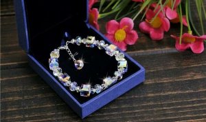 LT024-375K
Sản phẩm được làm handmade từ các hạt pha lê SWAROVSKI (pha lê Áo) sáng đẹp long lanh
- Bảo hành 2 năm
Size vòng tay mặc định : 15cm - 16cm
Có thể thay đổi màu sắc và size theo yêu cầu của quý khách
FreeShip toàn quốc
