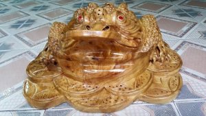 Tượng Linh vật Thiềm Thừ phong thủy bằng gỗ xá xị thơm.