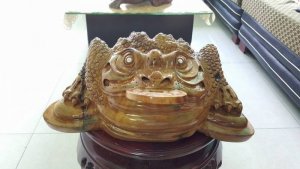 Tượng Cóc ba chân (Thiềm thừ) bằng gốc gỗ xá xị thơm.