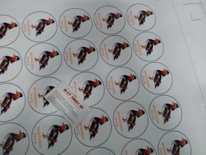 Tùy thuộc vào số lượng tem bạn muốn in mà được in offset hay in kỹ thuật số. Dưới 500 con tem thì in kỹ thuật số, trên 500 thì in offset.