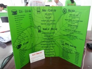 Ưu điểm của sự kết hợp giữa chất liệu PP giá rẻ cùng với tấm format chuyên dụng sẽ tạo nên một cuốn menu, thực đơn nhẹ, cứng, dễ dàng lật trang, hạn chế thấm nước. Ngoài ra, khách hàng còn có thể yêu cầu gia công gấp 3 nếu như khổ thực đơn lớn.