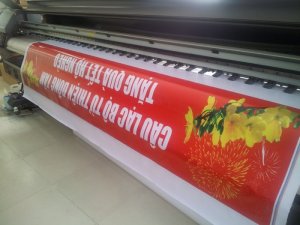 Sử dụng mực in chuyên dụng ngoài trời là mực dầu, bạn hoàn toàn có thể yên tâm về chất lượng màu sắc cũng như độ bền màu của in băng rôn khuyến mãi, băng rôn giảm giá khi treo ngoài trời, mực dầu kháng nước, kháng tia UV giúp bền màu hơn trong thời gian sử dụng lâu dài.