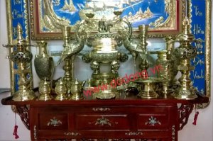 Lư hương đồng vàng - bộ đỉnh thờ vĩnh tiến trên bàn thờ gia tiên