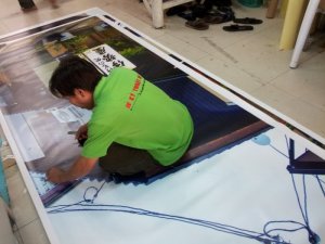 Với chương trình sự kiện diễn ra ngoài trời thì ưu tiên sử dụng mực dầu cho in ấn. Quá trình thực hiện in được tiến hành trên hệ thống máy in kỹ thuật số khổ lớn, đáp ứng được mọi yêu cầu in ấn các kích thước.
