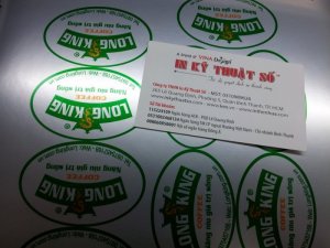 Decal là chất liệu được ưu tiên hàng đầu cho việc in ấn tem nhãn, tem bảo hành sản phẩm. Chất liệu decal rất phong phú, đa dạng đáp ứng được yêu cầu về độ bền chắc, sử dụng 1 lần hay tái sử dụng như decal giấy, decal sữa, decal trong, giấy vỡ, decal 7 màu, decal phản quang…