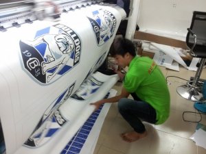 In tranh canvas theo yêu cầu, in tranh canvas hình ảnh câu lạc bộ bóng đá | Sử dụng mực dầu chất lượng cùng loại canvas in ấn có xuất xứ rõ ràng, đảm bảo nguồn hàng chính hãng, qua đây đảm bảo với khách hàng của mình thành phẩm in tranh đẹp, hiệu quả sử dụng hơn một năm.