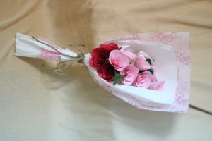 Hoa giấy cứng. Bó gồm 10 hoa được phối màu theo yêu cầu.