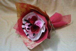 Kết hợp giữa hoa giấy cứng và hoa giấy nhúng. Phối màu theo yêu thích.