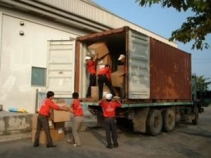 Phụ xe giao hàng ra sân bay nội bài