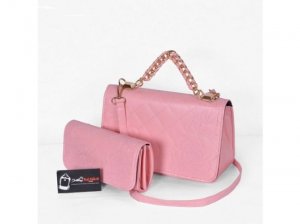 Túi xách bộ đôi nhỏ WNTXV0415023 | Giá: 235.000 VND | Loại: Túi xách | Màu sắc: hồng | Chất liệu: simili cao cấp | Trọng lượng: 700 g | Kích thước: 27x17x9 cm | Mô tả: chất liệu cao cấp bền đẹp. Túi xách thời trang được thiết kế với ngăn chứa đồ rộng rãi, đường chỉ may cẩn thận, tỷ mỉ, góc cạnh đẹp mắt. Sản phẩm mang lại sự tự tin, cá tính cho các bạn nữ trong những lần đi chơi họp mặt, dự tiệc.