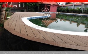 Hình ảnh hồ bơi được lót sàn bằng gỗ nhựa Awood