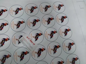 Các shop online khi bán sản phẩm của mình nên thực hiện in tem nhãn sản phẩm đê khách hàng nhận diện đươc thương hiệu. Quá trình làm thương hiệu của bạn nên bắt đầu khi mới khởi nghiệp kinh doanh, buôn bán; một bước nhỏ thôi, in tem nhãn dán lên sản phẩm là cách hiệu quả và thiết thực nhất.