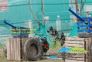 Lưới xanh bao quanh khu tập vui chơi bắn súng sơn