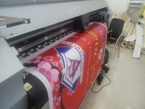 In phông nền Tết từ chất liệu silk rũ, màu sắc nét