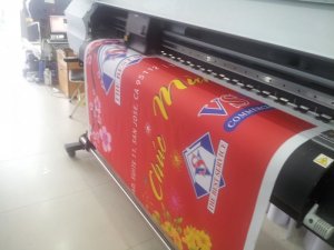 In phông nền Tết từ chất liệu silk rũ, màu sắc nét