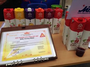 Juice Smile được người tiêu dùng tại thị trường nội địa biết đến là dòng sản phẩm nước ép trái cây cô đặc với 5 vị trái cây nguyên chất: chanh leo & dứa, lựu, cam, nho, dứa được sản xuất và đóng gói tại nhà máy FTN (Tây Ban Nha), đạt chuẩn chất lượng Châu Âu. Mặc dù đến chậm hơn các sản phẩm nước ép cô đặc khác trên thị trường nội địa nhưng ngay trong ngày đầu tiên chào hàng Juice Smile của Nafoods Group được đánh giá là sản phẩm tiện lợi, dễ dàng sử dụng, tiết giảm nhân công, tiết giảm chi phí nguyên liệu pha chế. Đặc biệt hơn, người sử dụng có thể tự do uống theo sở thích ( độ đậm, nhạt, đặc, loãng…