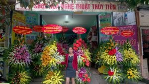 Nhận sắp lễ nạp tài rồng phượng đẹp và rẻ nhất Thành Phố Thanh Hoá.Khi quý khách đặt trọn bộ 5 tráp,7 tráp,9 tráp,11 tráp , hoa cưới ,hoa xe và trang trí phòng cưới nhận ngay những khuyến mại sau:
• Giảm ngay 5% toàn bộ sản phẩm.
• Giảm ngay 5% khi quý khách đặt hoa cưới,xe hoa.
• Giảm ngay 5% trang trí phòng cưới.
Zalo : 0973 779 018
Địa chỉ :Số 177 đường Lê Lai – phường Đông Sơn –Thành phố Thanh Hoá(Cạnh cầu Lai Thành)
Hân Hạnh được phục vụ quý khách !