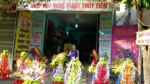 Nhận sắp lễ nạp tài rồng phượng đẹp và rẻ nhất Thành Phố Thanh Hoá.Khi quý khách đặt trọn bộ 5 tráp,7 tráp,9 tráp,11 tráp , hoa cưới ,hoa xe và trang trí phòng cưới nhận ngay những khuyến mại sau:
• Giảm ngay 5% toàn bộ sản phẩm.
• Giảm ngay 5% khi quý khách đặt hoa cưới,xe hoa.
• Giảm ngay 5% trang trí phòng cưới.
Zalo : 0973 779 018
Địa chỉ :Số 177 đường Lê Lai – phường Đông Sơn –Thành phố Thanh Hoá(Cạnh cầu Lai Thành)
Hân Hạnh được phục vụ quý khách !