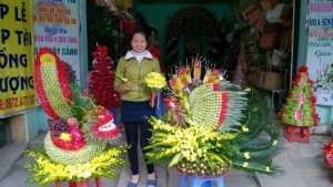SHOP HOA NGHỆ THUẬT THUỶ TIÊN là một trong những đơn vị tiên phong cho xu hướng phong cách Hoa Cưới tại THANH HOÁ vào đầu mỗi mùa cưới. Hoa cưới do SHOP HOA NGHỆ THUẬT THUỶ TIÊN thiết kế luôn được khách hàng đánh giá cao về: phong cách – tính nghệ thuật – sáng tạo.
Hoa cô dâu cầm tay được tặng kèm hoa cài áo.
SHOP HOA NGHỆ THUẬT THUỶ TIÊN cung cấp dịch vụ trang trí hoa trọn gói cho tiệc cưới gồm : Hoa cô dâu, cổng cưới, xe hoa, sân khấu, bàn tiệc, bàn đón khách, sảnh tiệc……
Địa chỉ :Số 233 đường Lê Lai – phường Đông Sơn –Thành phố Thanh Hoá(Cạnh cầu Lai Thành)
Quý khách cũng có thể vào để tham khảo thêm.
Hân Hạnh được phục vụ quý khách !