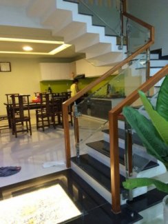 Cầu thang trụ inox bắt trên mặt, tay vịn gỗ vuông