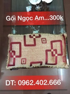 Mùi thơm từ gối ngọc am có tác dụng khử mùi trong xe, lưu thong khí huyết giúp tinh thần tỉnh táo, giảm stress, giảm đau đầu, đau vai gáy…
KÍCH THƯỚC : Rộng 48 ngang 28cm