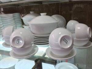 Cho thuê bát đĩa trắng sứ sạch, dụng cụ ăn tiệc buffet, bàn ghế xuân hòa phủ khăn alo