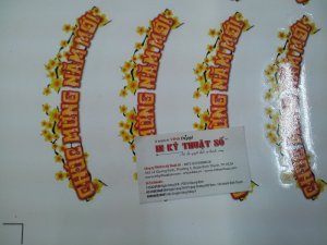 Máy bế Mimaki tại In Kỹ Thuật Số thực hiện bế chi tiết cho sticker Chúc mừng năm mới