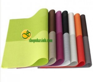 Được sản xuất bằng nhựa mềm không thấm nước giúp bạn dễ dàng làm sạch vết dầu mỡ hay nước trà mà những tấm lót bằng vải khó có thể làm được