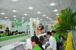 Nhân viên thiết kế của In Kỹ Thuật Số hỗ trợ bạn kiểm tra file đặt in silk nhanh chóng.