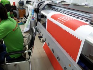 Bạn có thể đặt in bất kỳ màu sắc nào với in silk | Trong hình, máy in mực nước khổ lớn đang in silk làm dải băng đeo chéo sự kiện