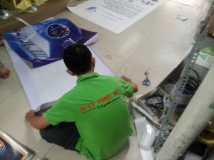 Nhân viên In Kỹ Thuật Số gia công cuốn biên cho banner in trên chất liệu hiflex