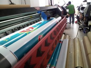 Máy in mực dầu khổ lớn 3.2m đang thực hiện in hiflex banner quảng cáo số lượng lớn tại In Kỹ Thuật Số