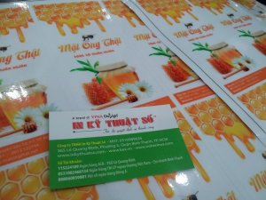 In tem nhãn decal trong dán chai mật ong bằng thủy tinh tại In Kỹ Thuật Số
