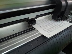 Gia công bế tem bảo hành, bế chính xác với đầu đọc mắt thần từ máy bế Mimaki tại In Kỹ Thuật Số