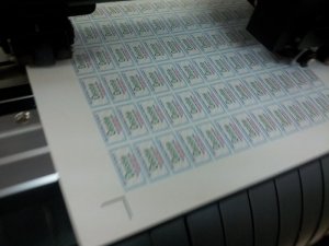 In Kỹ Thuật Số gia công bế tem decal niêm phong trên máy bế Mimaki Nhật, đường bế dứt khoát, không lẹm tem