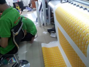 In tem decal PP số lượng lớn, in dạng tấm khổ lớn, lợi số lượng tem và giảm giá thành tại In Kỹ Thuật Số