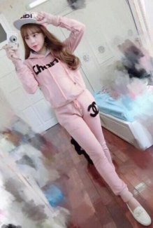 - Chất liệu nỉ cao cấp, mềm mịn, êm, nhẹ, thoải mái.
- Phong cách trẻ trung năng động
- Tạo from dáng, thiết kế trẻ trung, nữ tính.
- Size: Free size from chuẩn. Bạn gái dưới 53kg mặc đẹp
- Bộ sản phẩm bao gồm 01 áo + 01 quần