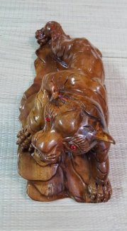 Tượng linh vật Cọp phong thủy bằng gốc gỗ xá xị thơm.