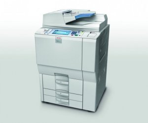RICOH 8000-Máy photo kỹ thuật số đờI mớI trằng đen-Tốc độ sao chụp: 80copy/phut phóng to / Thu nhỏ: 25-400%-Tự động chụp 2 mặt và chia bộ-3Khay chứa giấy: 550 -1Khay giấy tay (tờ): 100-Độ phân giải : 1200dpi-Kích thước máy : 660x711x1016-Trọng lượng :220kg-Tình trạng máy : mới 95%