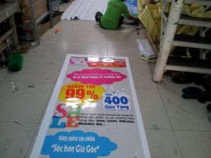 Gia công cán màng bóng cho poster quảng cáo tại In Kỹ Thuật Số